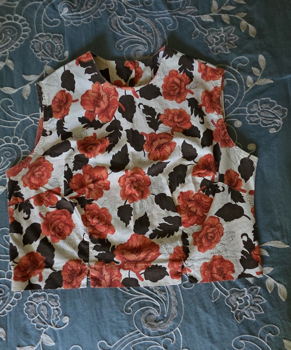 Sleeveless Floral Crop Top - Red Rose Print